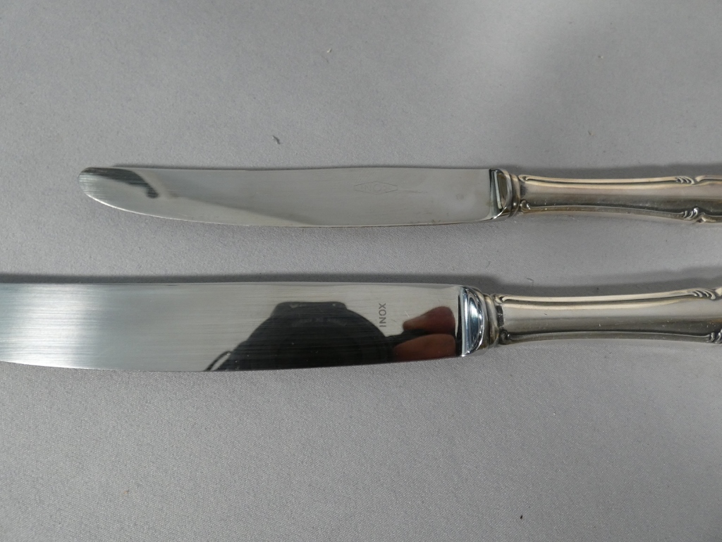 24 couteaux de style Régence en métal argenté, époque XX ème – Image 6