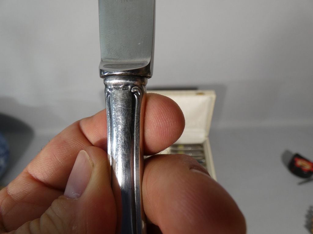 24 couteaux de style Régence en métal argenté, époque XX ème – Image 3