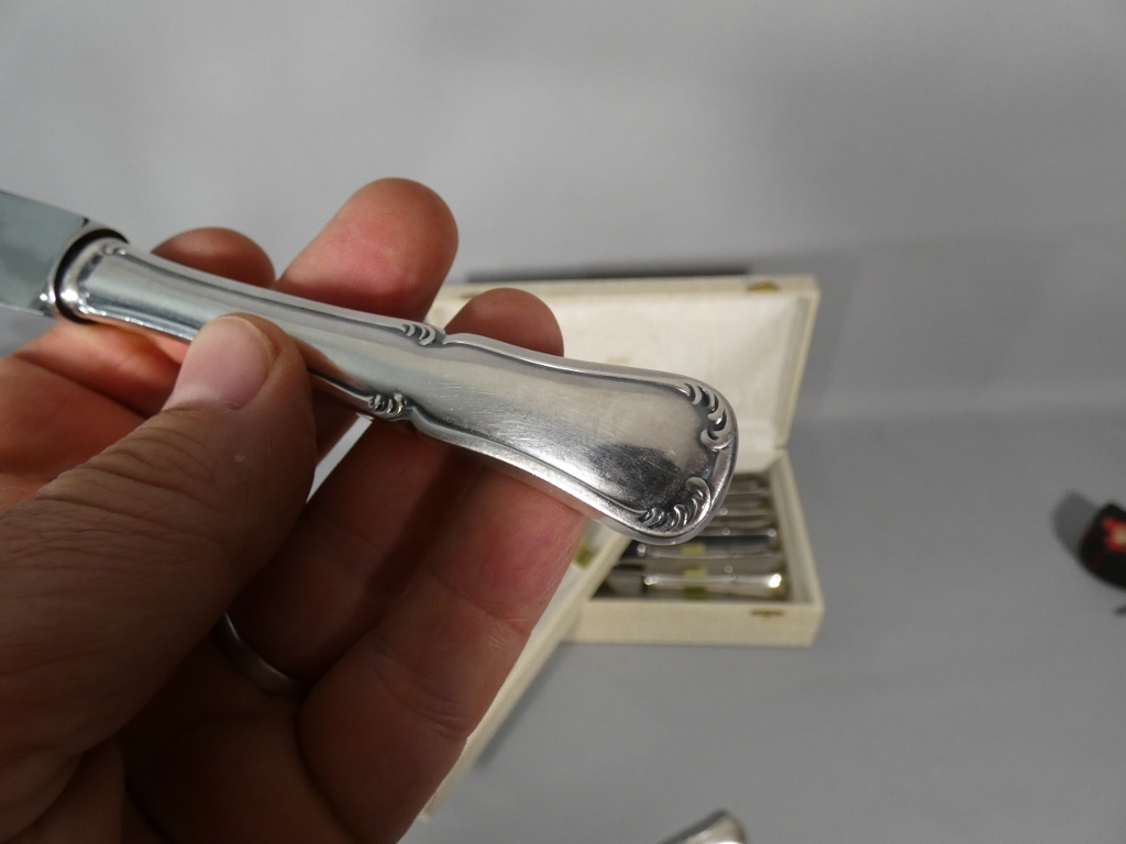 24 couteaux de style Régence en métal argenté, époque XX ème – Image 4