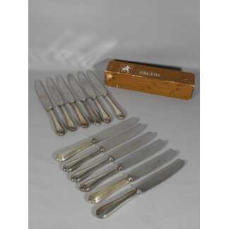Ercuis modèle Sully, 12 couteaux de table en métal argenté