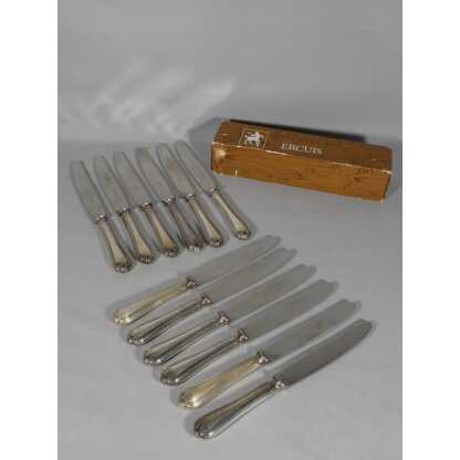 Ercuis modèle Sully, 12 couteaux de table en métal argenté