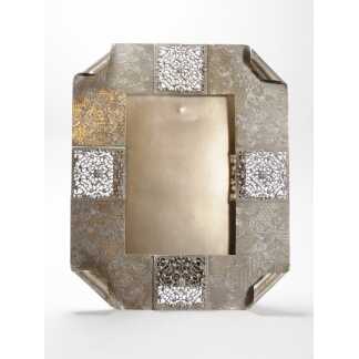 Cadre photo en métal argenté ciselé et repercé, époque début XX ème