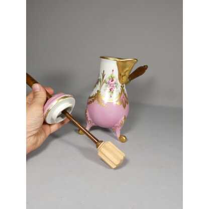 Chocolatière en porcelaine de Limoges peinte à la main de roses – Image 3