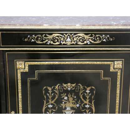 Buffet à hauteur d'appui Napoléon III en bois noirci, marqueterie de laiton, nacre et os, XIX è – Image 12