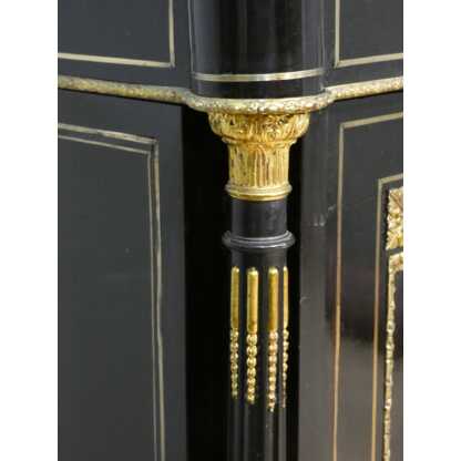 Buffet à hauteur d'appui Napoléon III en bois noirci, marqueterie de laiton, nacre et os, XIX è – Image 9