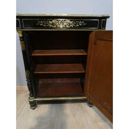 Buffet à hauteur d'appui Napoléon III en bois noirci, marqueterie de laiton, nacre et os, XIX è – Image 5