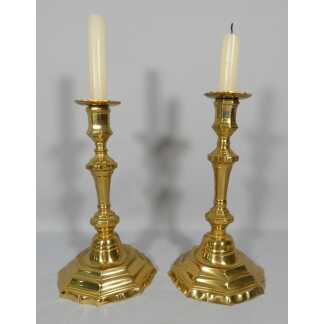 Paire de bougeoirs Louis XV en laiton doré, époque XVIII ème siècle