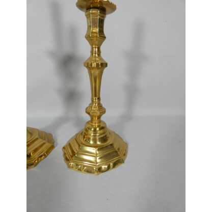 Paire de bougeoirs Louis XV en laiton doré, époque XVIII ème siècle – Image 2