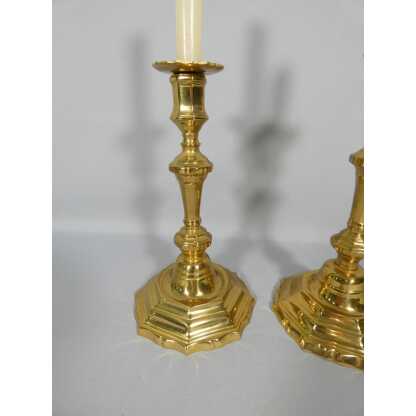 Paire de bougeoirs Louis XV en laiton doré, époque XVIII ème siècle – Image 5