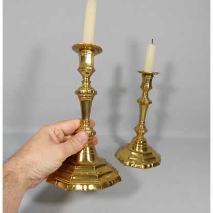 Paire de bougeoirs Louis XV en laiton doré, époque XVIII ème siècle – Image 4