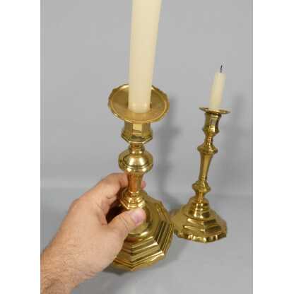 Paire de bougeoirs Louis XV en laiton doré, époque XVIII ème siècle – Image 3