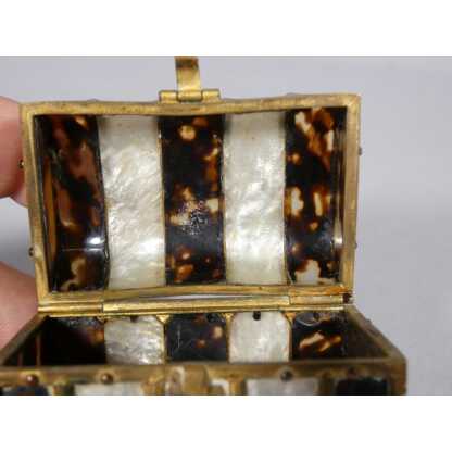 Coffret miniature en écaille de tortue et nacre, époque XIX ème – Image 3