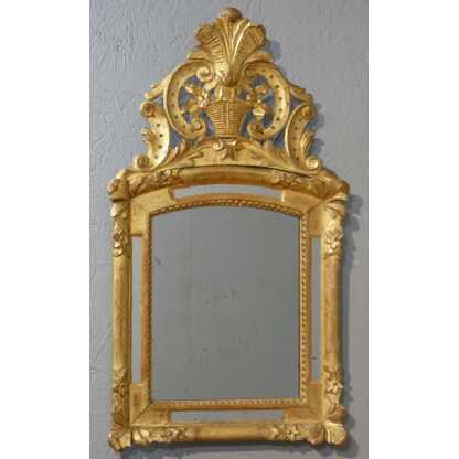 Miroir à parcloses d'époque Régence en bois sculpté doré à la feuille, XVIII ème siècle – Image 2