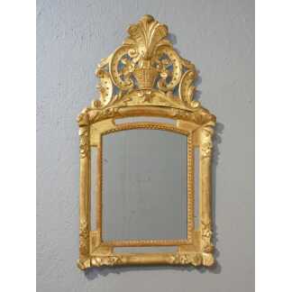 Miroir à parcloses d'époque Régence en bois sculpté doré à la feuille, XVIII ème siècle
