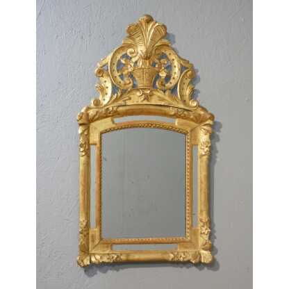 Miroir à parcloses d'époque Régence en bois sculpté doré à la feuille, XVIII ème siècle
