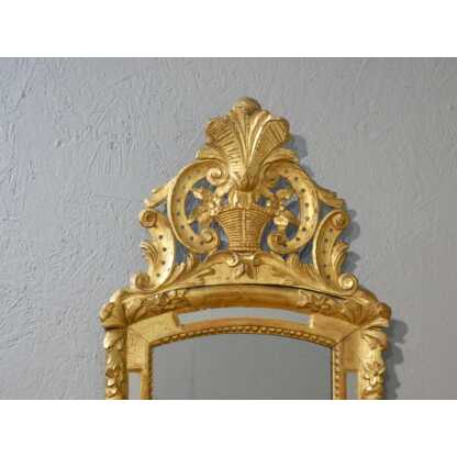 Miroir à parcloses d'époque Régence en bois sculpté doré à la feuille, XVIII ème siècle – Image 3