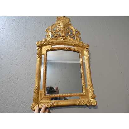 Miroir à parcloses d'époque Régence en bois sculpté doré à la feuille, XVIII ème siècle – Image 6