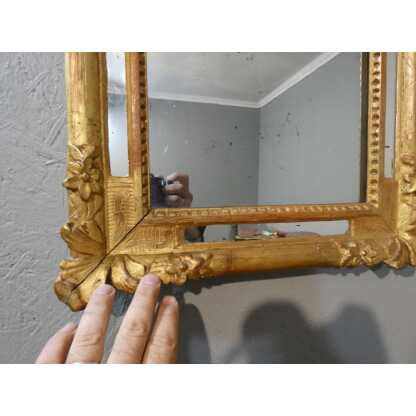 Miroir à parcloses d'époque Régence en bois sculpté doré à la feuille, XVIII ème siècle – Image 5