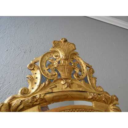 Miroir à parcloses d'époque Régence en bois sculpté doré à la feuille, XVIII ème siècle – Image 4