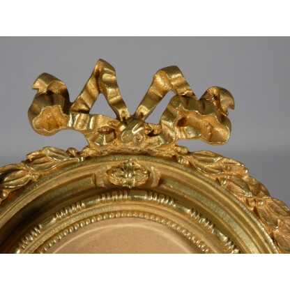Cadre photo ovale de style Louis XVI en bronze doré, époque début XX ème – Image 2