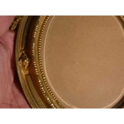 Cadre photo ovale de style Louis XVI en bronze doré, époque début XX ème – Image 5