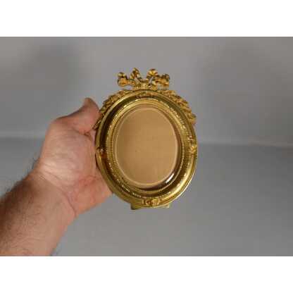 Cadre photo ovale de style Louis XVI en bronze doré, époque début XX ème – Image 6