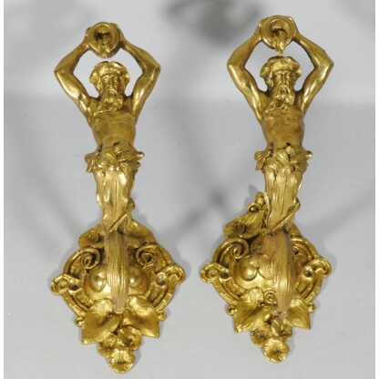 Paire de porte embrasses de rideaux aux hommes à la cruche, bronze doré XIX ème