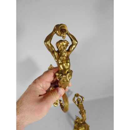 Paire de porte embrasses de rideaux aux hommes à la cruche, bronze doré XIX ème – Image 2