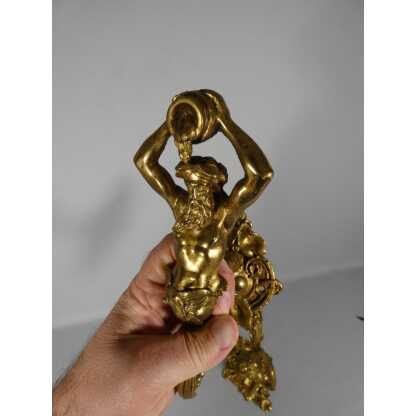Paire de porte embrasses de rideaux aux hommes à la cruche, bronze doré XIX ème – Image 5