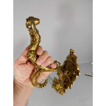 Paire de porte embrasses de rideaux aux hommes à la cruche, bronze doré XIX ème – Image 4