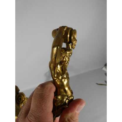 Paire de porte embrasses de rideaux aux hommes à la cruche, bronze doré XIX ème – Image 7