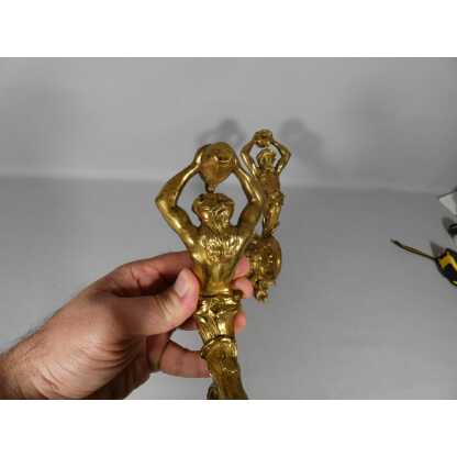 Paire de porte embrasses de rideaux aux hommes à la cruche, bronze doré XIX ème – Image 6