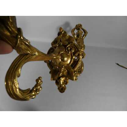 Paire de porte embrasses de rideaux aux hommes à la cruche, bronze doré XIX ème – Image 12