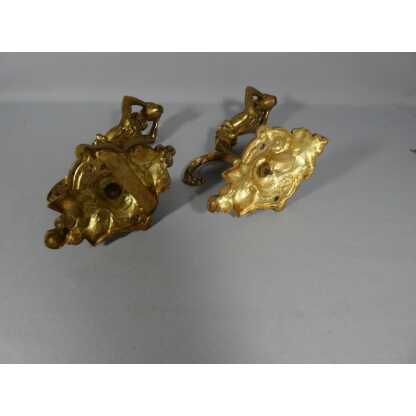 Paire de porte embrasses de rideaux aux hommes à la cruche, bronze doré XIX ème – Image 11