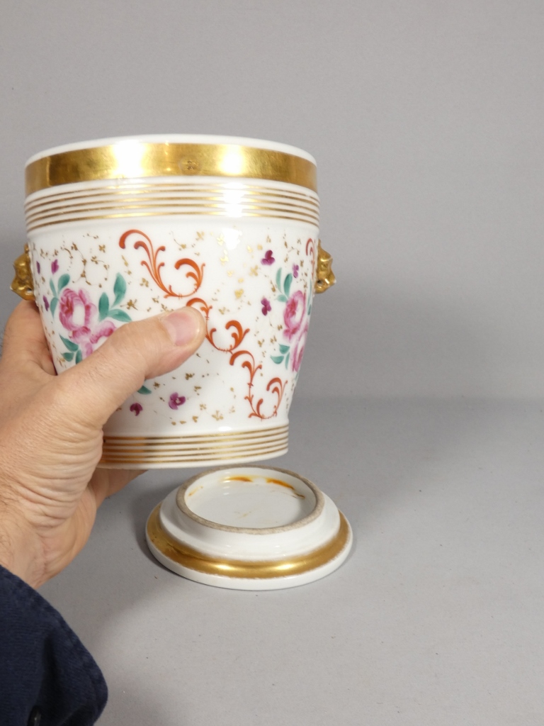 Cache pot en porcelaine de Paris, époque Louis Philippe, début XIX ème – Image 6