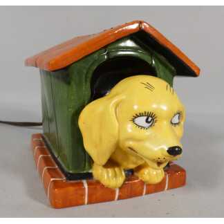Benjamin Rabier, rare veilleuse chien jaune et sa niche en porcelaine , époque 1930