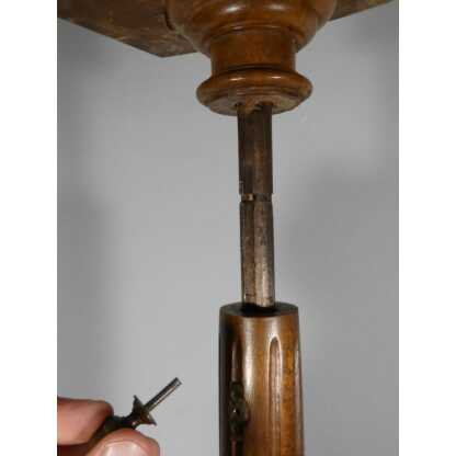 Guéridon liseuse porte lumière de style Louis XVI en acajou, époque XIX ème – Image 6