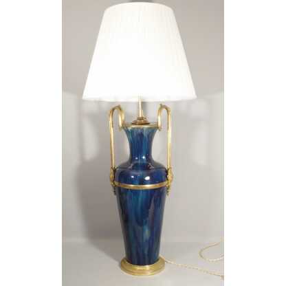 Grande lampe en céramique bleu dégradé et monture en bronze et laiton, époque début XX ème – Image 2