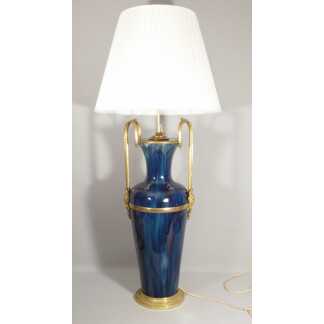 Grande lampe en céramique bleu dégradé et monture en bronze et laiton, époque début XX ème