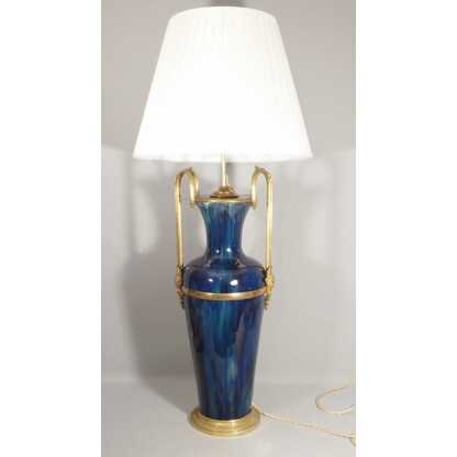 Grande lampe en céramique bleu dégradé et monture en bronze et laiton, époque début XX ème