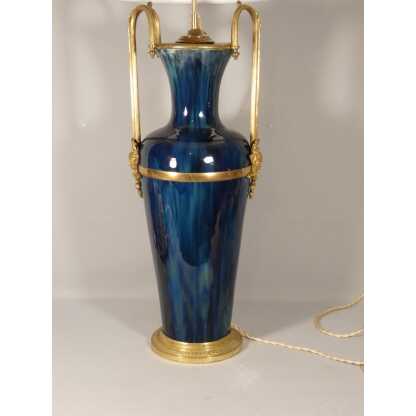 Grande lampe en céramique bleu dégradé et monture en bronze et laiton, époque début XX ème – Image 14