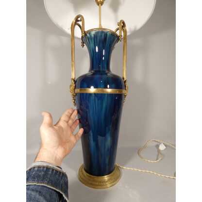 Grande lampe en céramique bleu dégradé et monture en bronze et laiton, époque début XX ème – Image 6