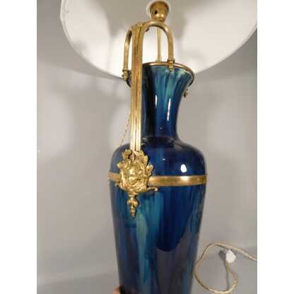 Grande lampe en céramique bleu dégradé et monture en bronze et laiton, époque début XX ème – Image 3