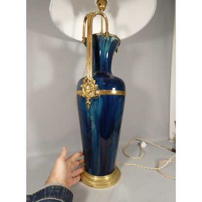 Grande lampe en céramique bleu dégradé et monture en bronze et laiton, époque début XX ème – Image 13