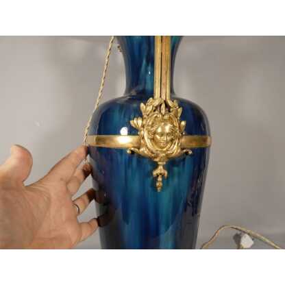 Grande lampe en céramique bleu dégradé et monture en bronze et laiton, époque début XX ème – Image 11