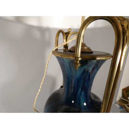 Grande lampe en céramique bleu dégradé et monture en bronze et laiton, époque début XX ème – Image 9