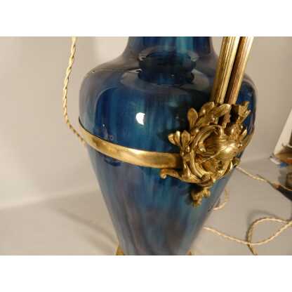 Grande lampe en céramique bleu dégradé et monture en bronze et laiton, époque début XX ème – Image 8