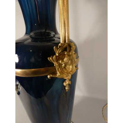 Grande lampe en céramique bleu dégradé et monture en bronze et laiton, époque début XX ème – Image 4