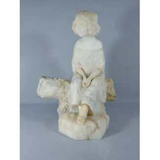 Pugi, l'enfant assis sur un tronc, sculpture en marbre veiné et albâtre, début XX ème