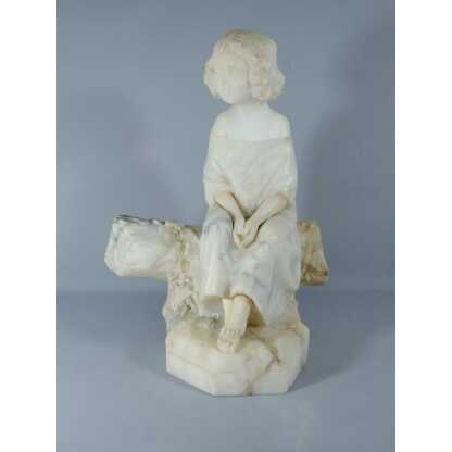Pugi, l'enfant assis sur un tronc, sculpture en marbre veiné et albâtre, début XX ème